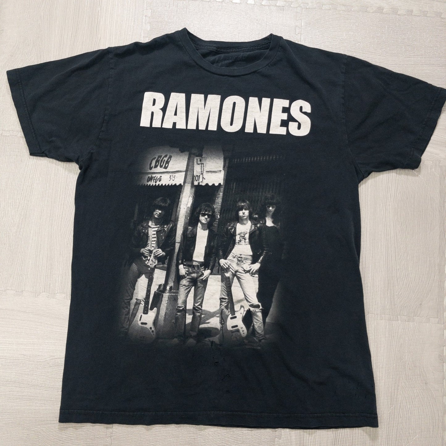 Used clothing wholesale, bulk sale, washed, mixed brand band t-shirts, 12-piece set (S-XXL), including Red Hot Chili Peppers, Kiss, etc.