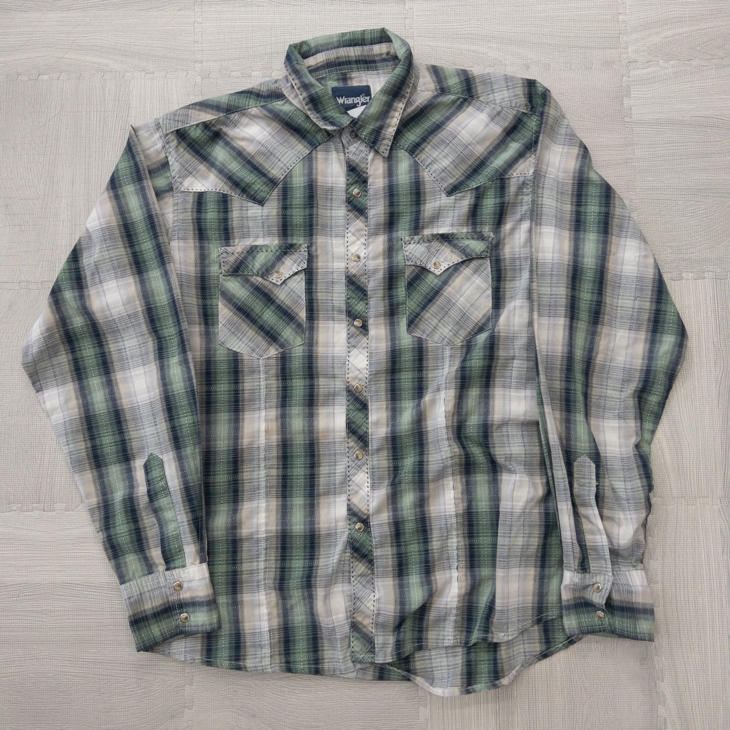 Used clothing wholesale, bulk sale, washed, mixed-brand long-sleeve western shirts, 15-piece set (M-XL), including Wrangler and Woolrich styles.
