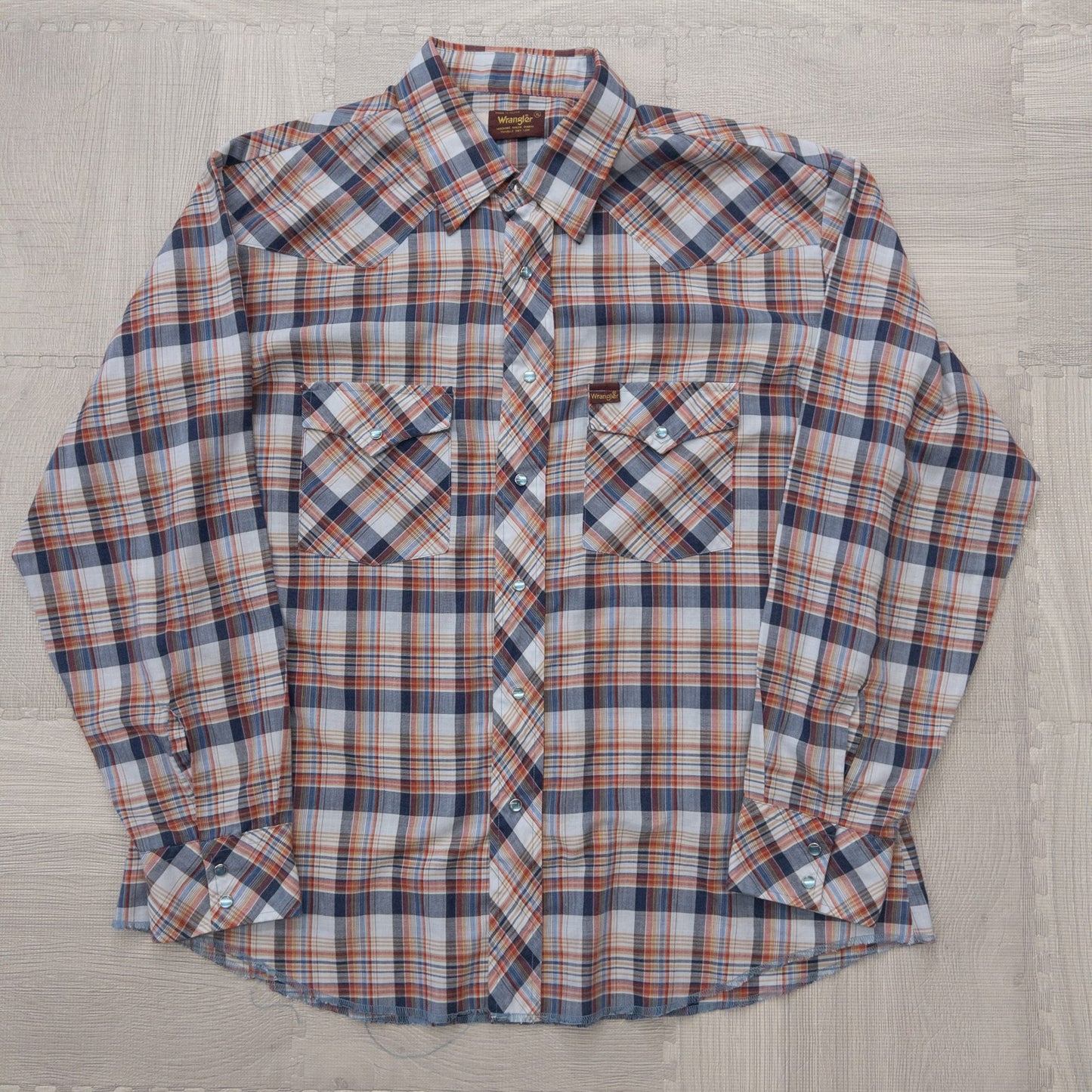 Used clothing wholesale, bulk sale, washed, mixed-brand long-sleeve western shirts, 15-piece set (M-XL), including Wrangler and Woolrich styles.